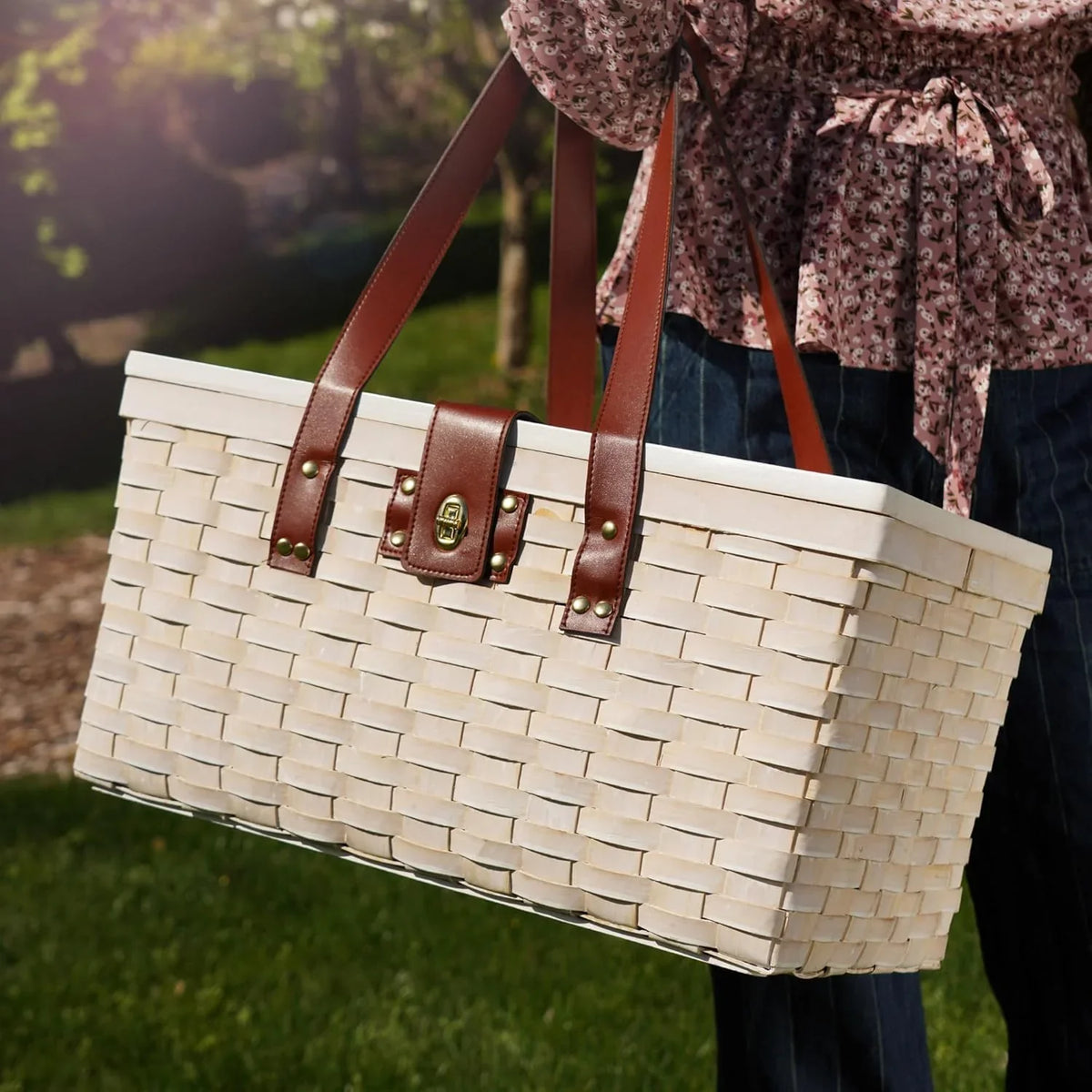 Outdoor picnic basket (with lid and handle), four-person picnic basket (including accessories) picnic equipment set (28-piece set)